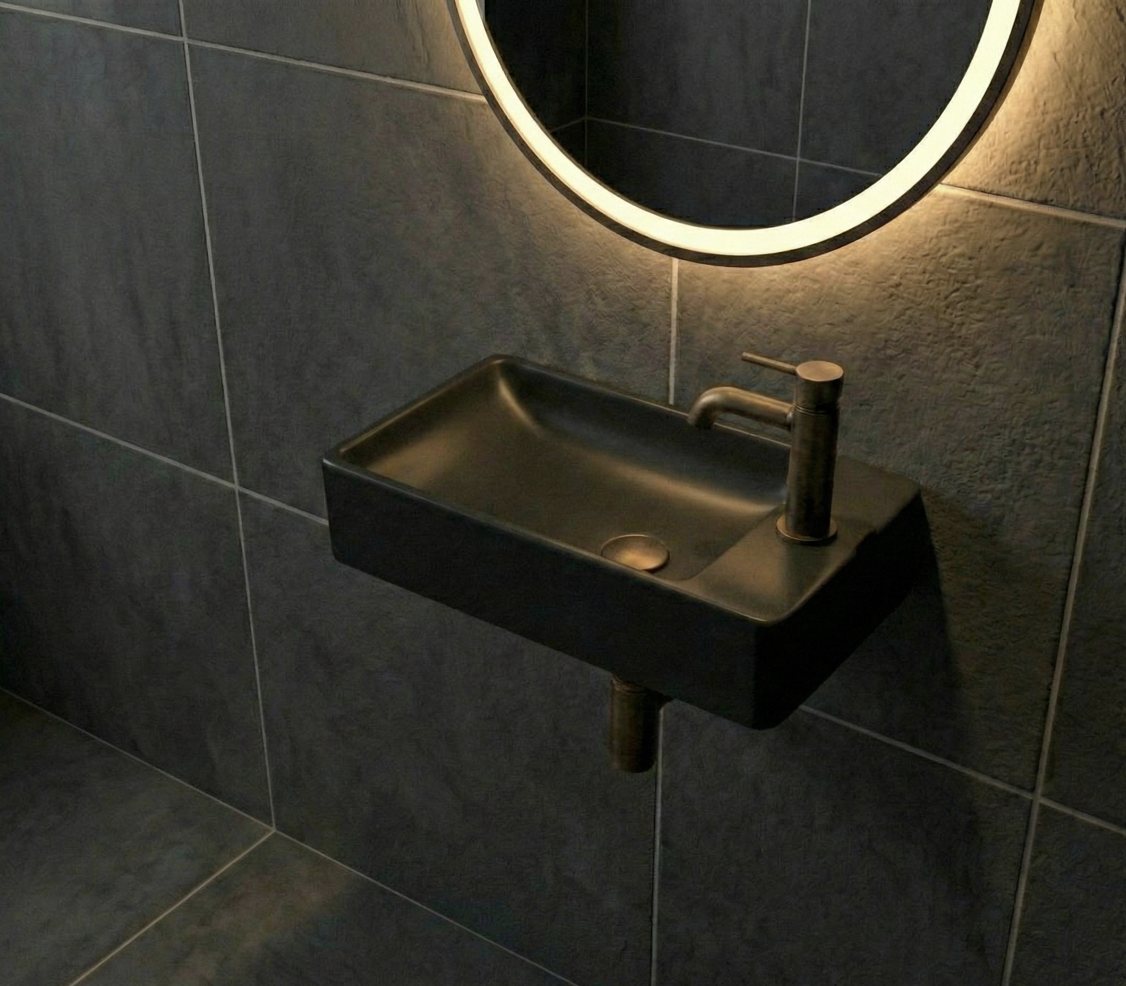 LUVIA Toiletfontein vierkant | MAT ZWART | Kraangat rechts | Kayvit